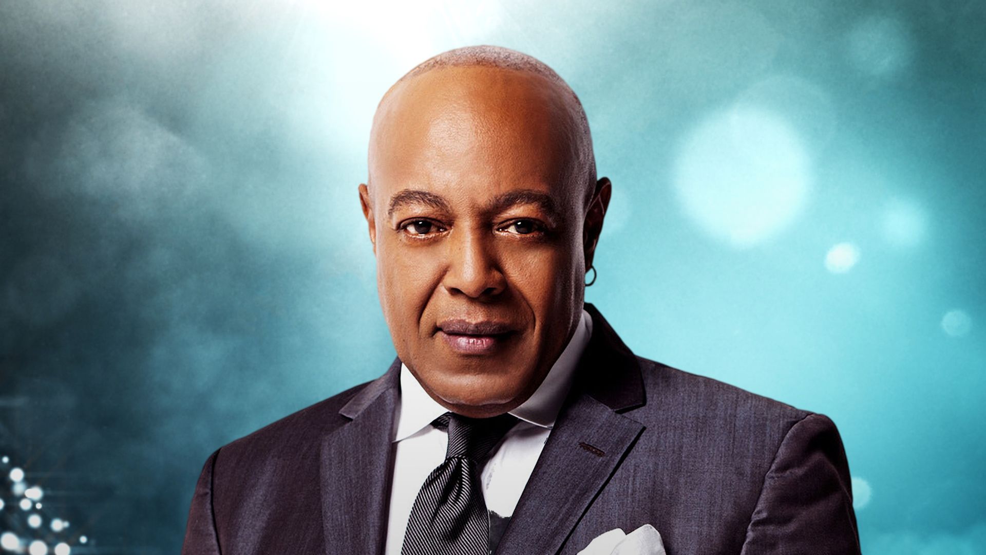 Peabo Bryson Wearing A Suit And Tie